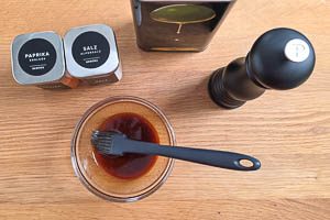 Marinade f&uuml;r die F&auml;cherkartoffeln zubereiten.