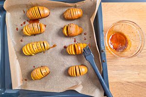 Kartoffeln mit der Marinade bepinseln.