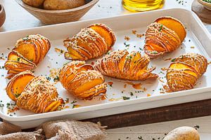 Fertig sind die F&auml;cherkartoffeln, auch Hasselback Potatoes genannt.