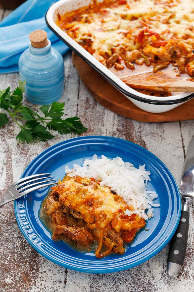 Gyrosauflauf mit Beilagen wie Reis oder Spätzle