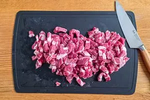Schweinefleisch in Streifen schneiden.