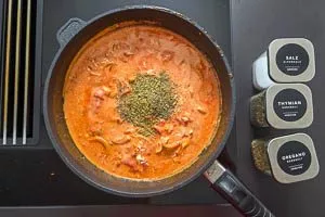 So&szlig;e mit Gew&uuml;rzen verfeinern.
