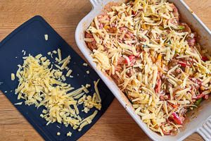 Käse auf den Auflauf streuen.