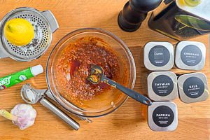 Die Marinade für das Fleisch aus Gewürzen, Öl und Zitronensaft zubereiten.