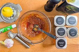 Die Marinade f&uuml;r das Fleisch aus Gew&uuml;rzen, &Ouml;l und Zitronensaft zubereiten.