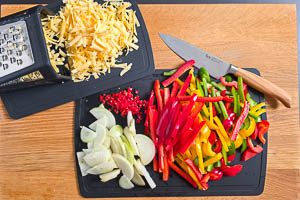 Gemüse klein schneiden und Käse reiben.