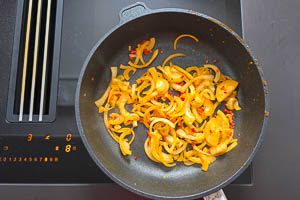 Zwiebeln und Peperoni anbraten.