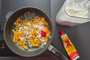 Mit Mehl bestäuben und Tomatenmark verrühren.