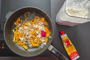 Mit Mehl best&auml;uben und Tomatenmark verr&uuml;hren.