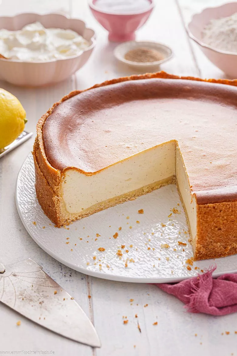 Quarkkuchen mit buttrigem M&uuml;rbeteigboden