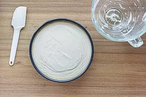 Quarkf&uuml;llung auf den M&uuml;rbeteigboden geben und verteilen, anschlie&szlig;end backen