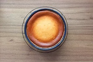 K&auml;sekuchen im Ofen ausdampfen lassen, dann abk&uuml;hlen lassen und servieren