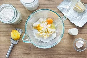 Verr&uuml;hre Mehl, Zucker, Butter, Zitronenschale, Salz und EI f&uuml;r den M&uuml;rbeteigboden