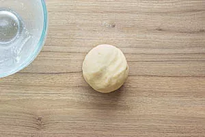 Zutaten vermischen und den Teig zu einer Kugel formen