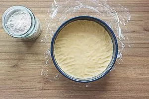 Mit den zwei Drittel des Teiges den Boden der Springform auslegen