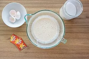 Eier, Zucker und Vanillezucker schaumig r&uuml;hren