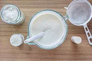 Mehl, Speisest&auml;rke und Salz hineinsieben und unterheben