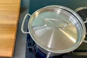 Linsen nach Packungsanweisung garen, am Ende &uuml;brige Fl&uuml;ssigkeit abgie&szlig;en
