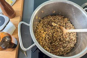 Linsen mit Salz, Pfeffer, Essig und Butter oder Olivenöl abschmecken