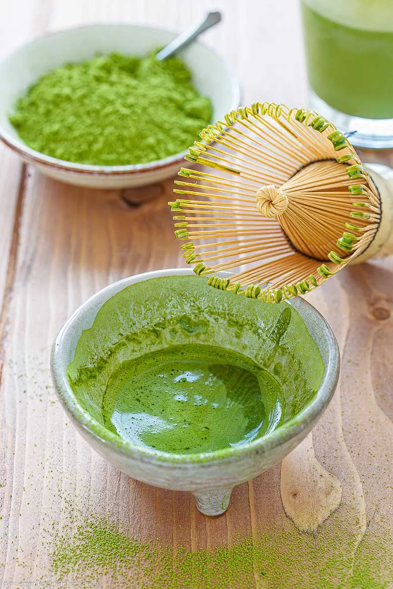 Hei&szlig;getr&auml;nk mit Matcha-Pulver zubereiten