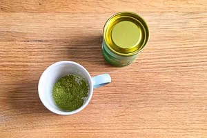 Matcha-Pulver in eine Tasse geben