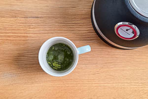 Wasser zum Matcha-Pulver hinzugeben