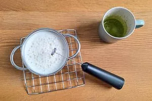 Milch f&uuml;r den Matcha Latte erhitzen und aufsch&auml;umen