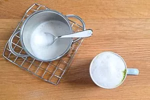 Aufgesch&auml;umte Milch zum Matcha geben