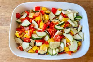 Gem&uuml;se in eine gro&szlig;e Auflaufform geben