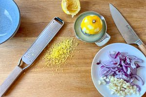Zitrone, Zwiebel und Knoblauch vorbereiten
