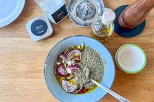 Gew&uuml;rze mit Zitrone, Zwiebel, Knoblauch und Oliven&ouml;l verr&uuml;hren