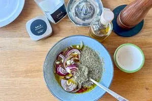 Gew&uuml;rze mit Zitrone, Zwiebel, Knoblauch und Oliven&ouml;l verr&uuml;hren