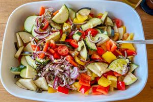 Marinade mit dem Ofengem&uuml;se vermengen