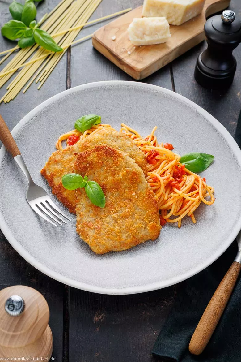 Knusprige Kalbsschnitzel zu Spaghetti in Tomatenso&szlig;e