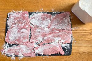 Kalbsschnitzel mit Mehl bestäuben