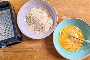 Zwei Eier verquirlen und Parmesan mit Paniermehl vermischen