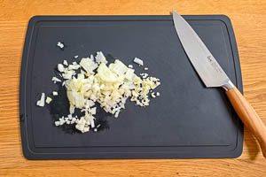 Zwiebeln und Knoblauch würfeln