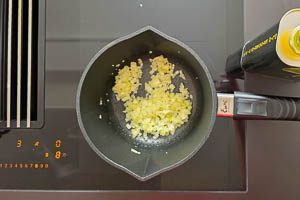 Zwiebeln und Knoblauch in Olivenöl anbraten