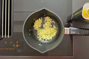 Zwiebeln und Knoblauch in Oliven&ouml;l anbraten