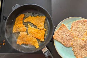 Butterschmalz erhitzen und die Schnitzel braten