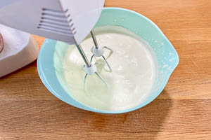 Mittlere Stufe einschalten und Zucker zugeben.