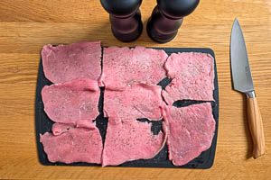 Kalbsschnitzel plattieren