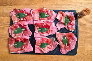 Schnitzel mit Salbei und Schinken bespicken