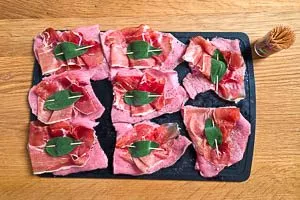 Schnitzel mit Salbei und Schinken bespicken