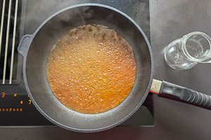 Bratensatz mit Weißwein ablöschen