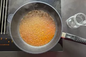 Bratensatz mit Wei&szlig;wein abl&ouml;schen