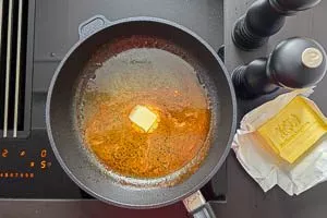 Butter in die Pfanne geben und eink&ouml;cheln lassen