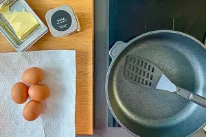 Eier, Salz und Pfeffer bereitstellen