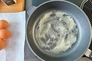 Butter in der Pfanne zerlassen