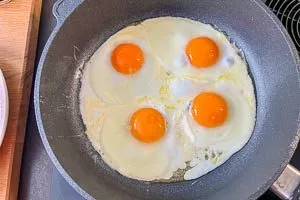 Spiegeleier brutzeln, bis die das Eiklar durchgegart ist